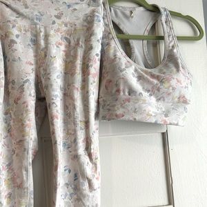 SMALL TOP AND BOTTOMS/ATHLEISURE/PASTEL FLORAL